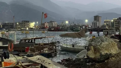 İskenderun’da Şiddetli Fırtına Balıkçı Barınağında Korkutucu Hasara Neden Oldu