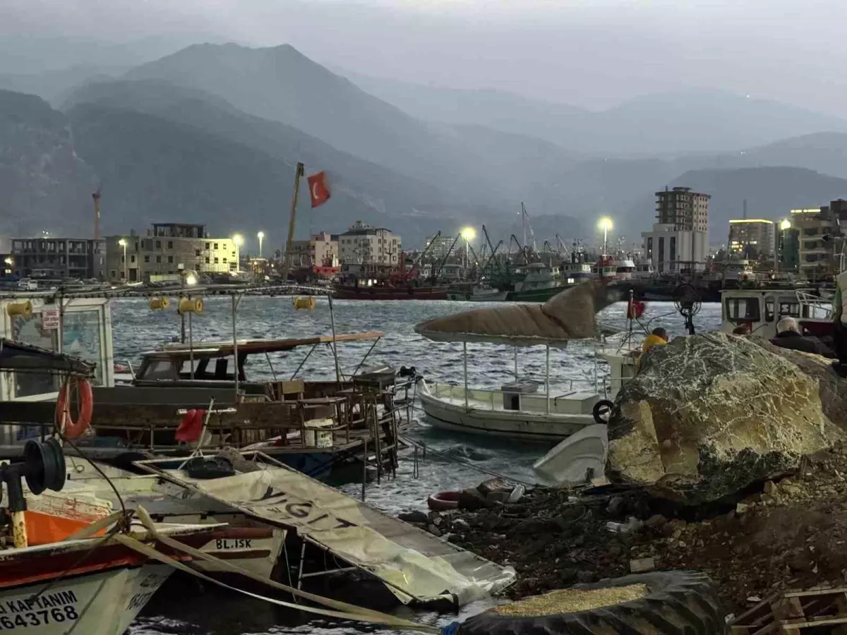 İskenderun’da Şiddetli Fırtına Balıkçı Barınağında Korkutucu Hasara Neden Oldu