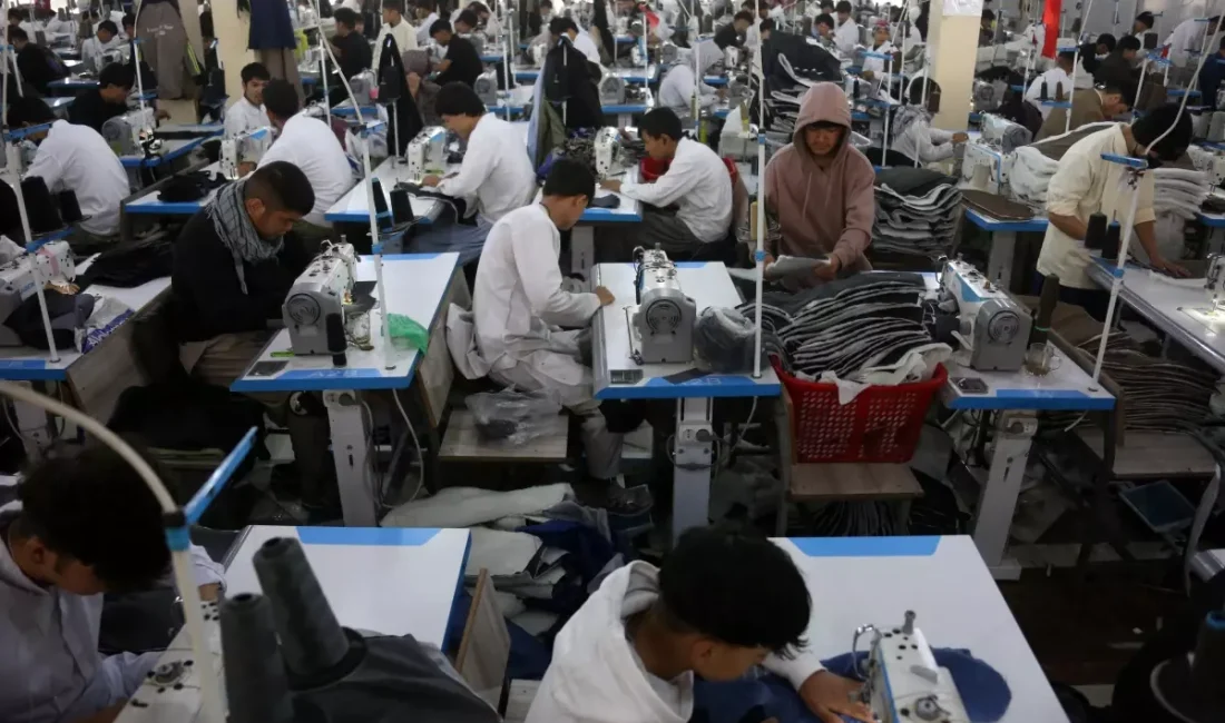 Kabil'deki tekstil atölyesinde kadınların