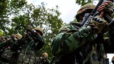 Kamboçya ve Tayland sınırında giriş-çıkışlar