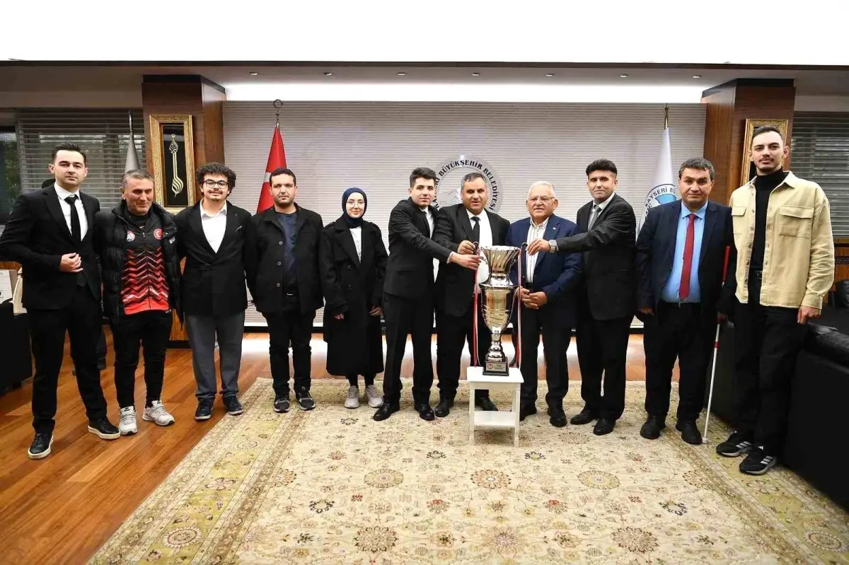 Kayseri Büyükşehir Belediye Başkanı’ndan Görme Engelliler Takımına Övgü ve Destek