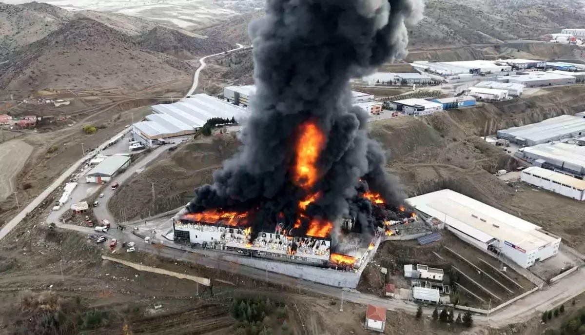 Kırıkkale Organize Sanayi’deki Kimya Fabrikasında Yangın Sürüyor
