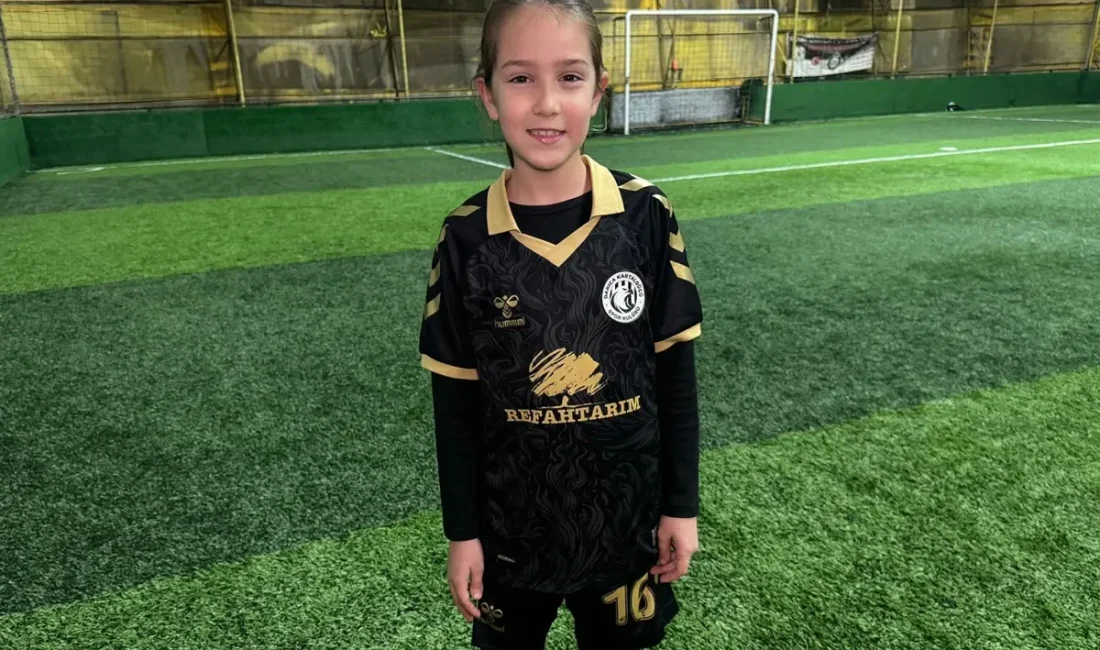 Küçük futbol yıldızı Defne