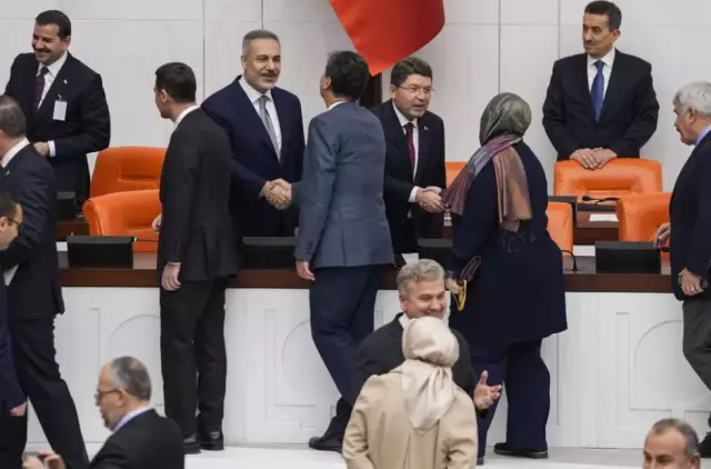 İlginç Bir Olay: CHP’li Milletvekilinden Selfie