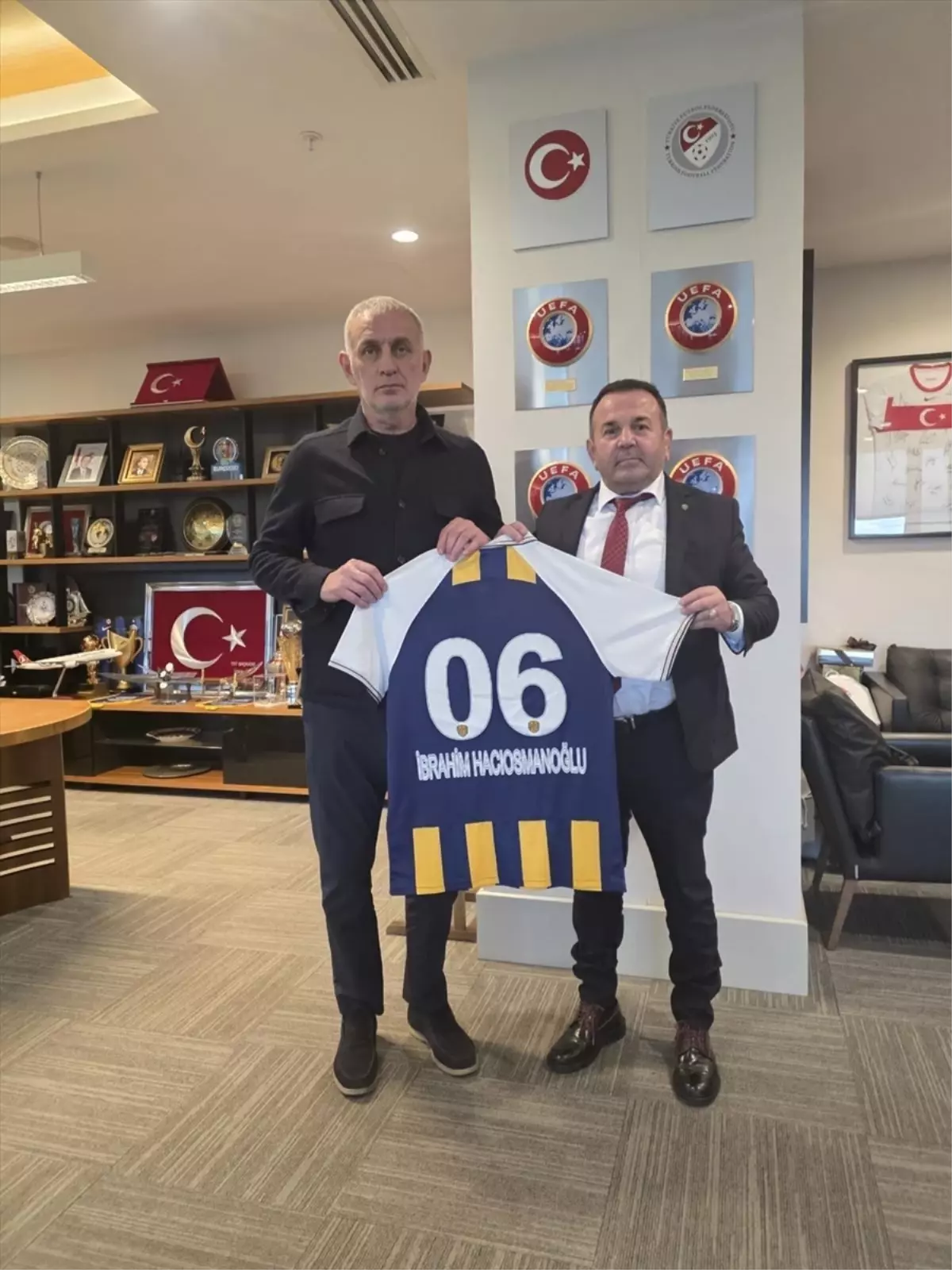 MKE Ankaragücü Başkanı Nuri Muhammet Yaman’ın TFF Ziyareti ve Hediye Takdimi