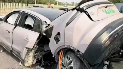 Nio EC6 Modeli Beton Bariyerine Çarparak Parçalandı: Detaylar ve Görüntüler