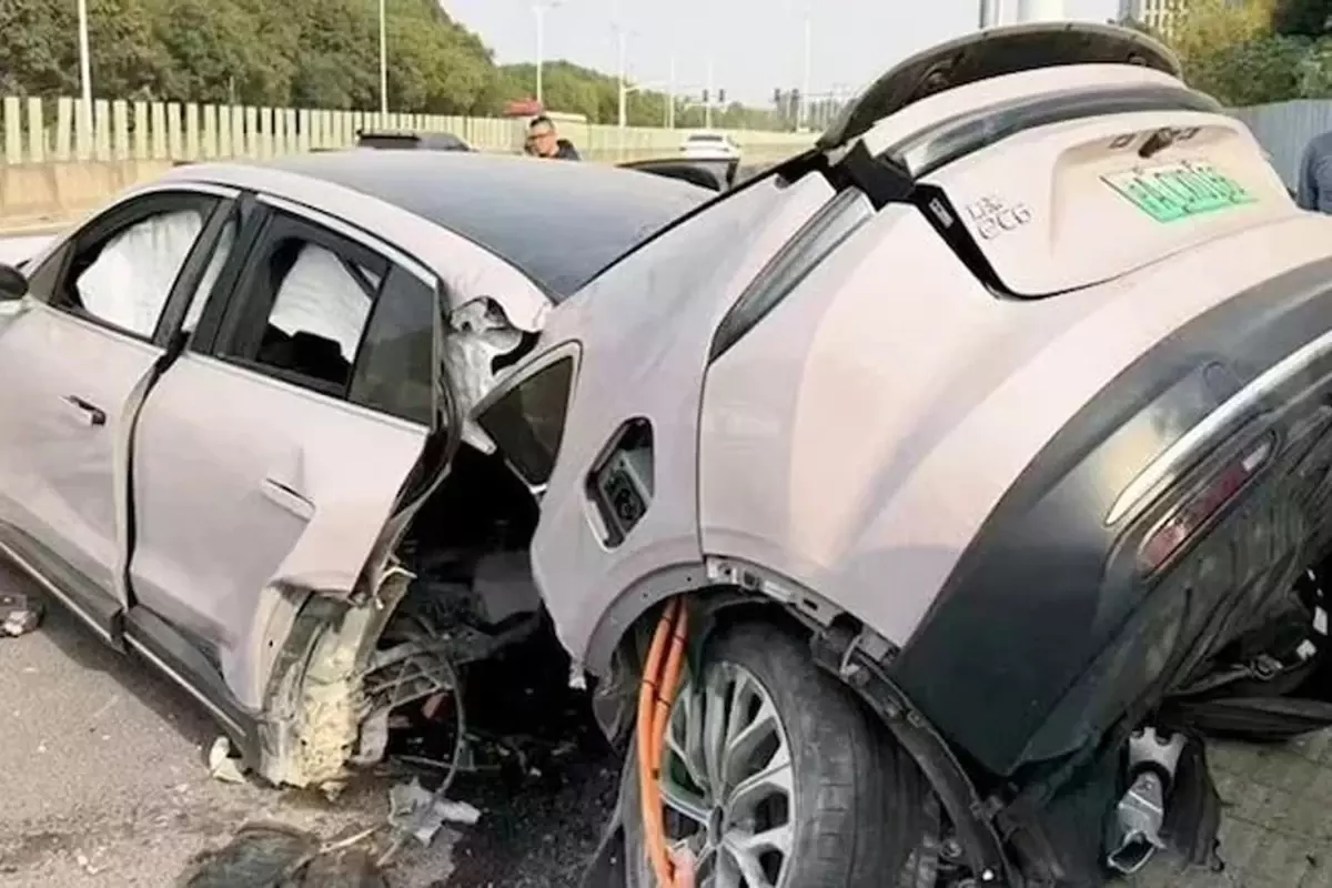 Nio EC6 Modeli Beton Bariyerine Çarparak Parçalandı: Detaylar ve Görüntüler