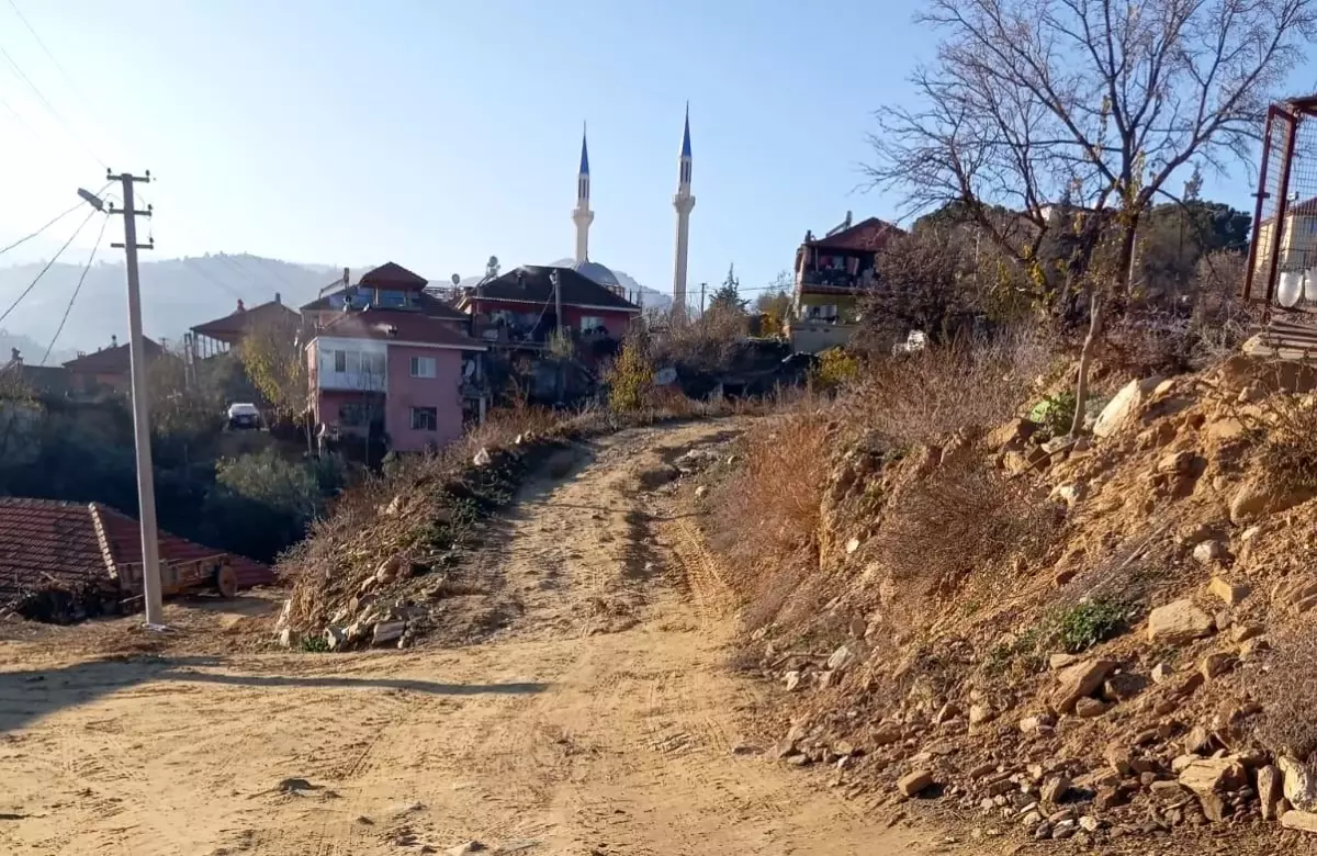 Sarıgöl’de Yıkılan Yolun Yeniden Yapılmaması Mahalleliyi Endişelendiriyor