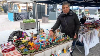 Soğuk Havaya Rağmen El İşlerine Tutkun Hanımdan Renkli Ürünler