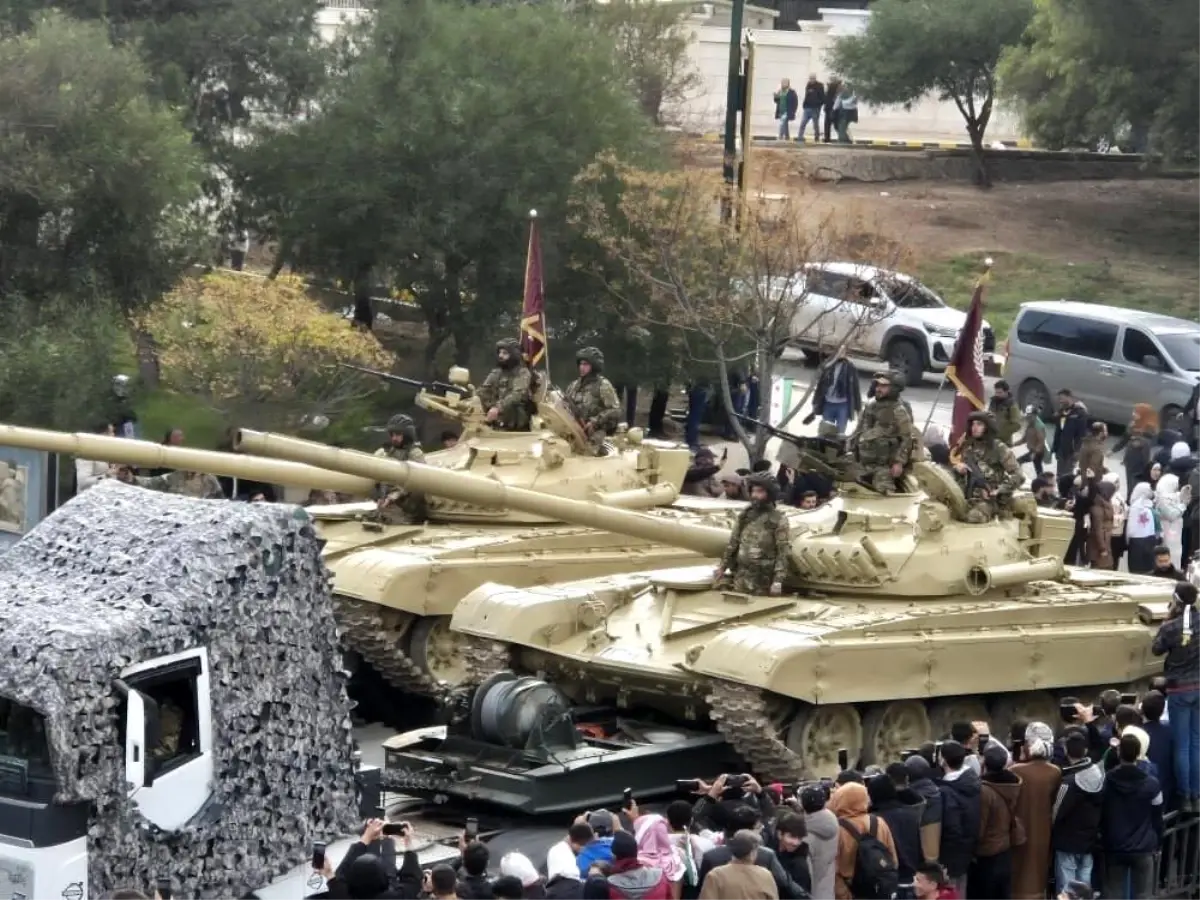 Suriye’nin Kurtuluş Yürüyüşü: Bir Yıl Sonra Kutlamalar ve Askeri Gösteriler