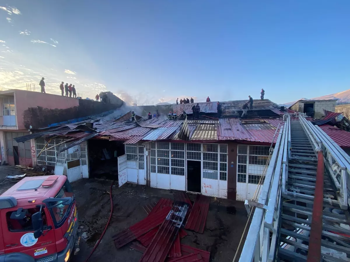 Tatvan Sanayi Sitesinde Yanan İş Yerleri Korku Çeşmesi Oldu