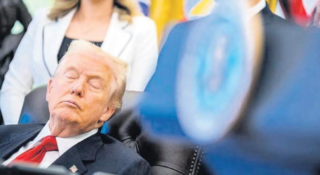 Trump'ın Kabine Toplantısındaki Göz Kapanması Sosyal Medyada Gündem Oldu