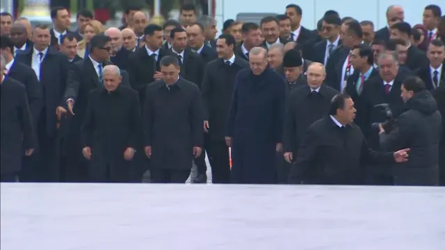 Recep Tayyip Erdoğan, Türkmenistan'ın başkenti Aşkabat'ta düzenlenen Uluslararası Barış ve Güven Forumu'na katılmak üzere geldi. Program kapsamında, aralarında Rusya Devlet Başkanı Vladimir Putin ve İran Cumhurbaşkanı Mesud Pezeşkiyan'ın da bulunduğu devlet ve hükümet başkanlarıyla birlikte, Tarafsızlık Anıtı'na çelenk koyma törenine iştirak etti. Bu önemli etkinlikte, Liderler, barış ve istikrar temalarını vurguladı.