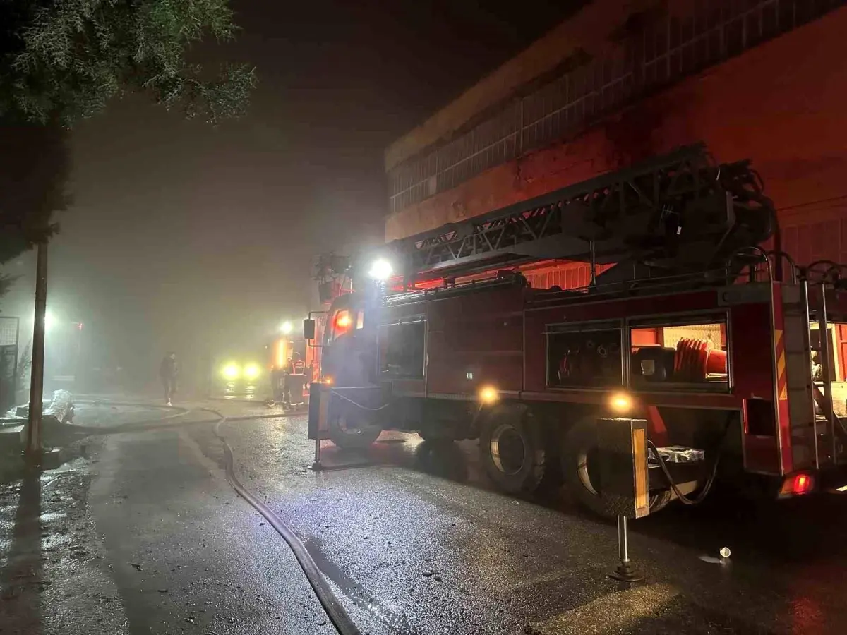 Uşak’ta Poşet Fabrikasında Yangın Kontrol Altında