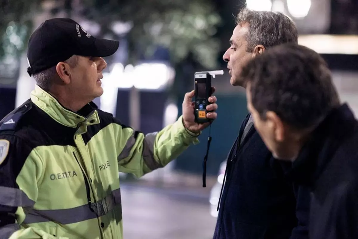 Yunanistan Başbakanı ve Bakanının Trafik Kontrolü Anı Güvenlik Kamerasında